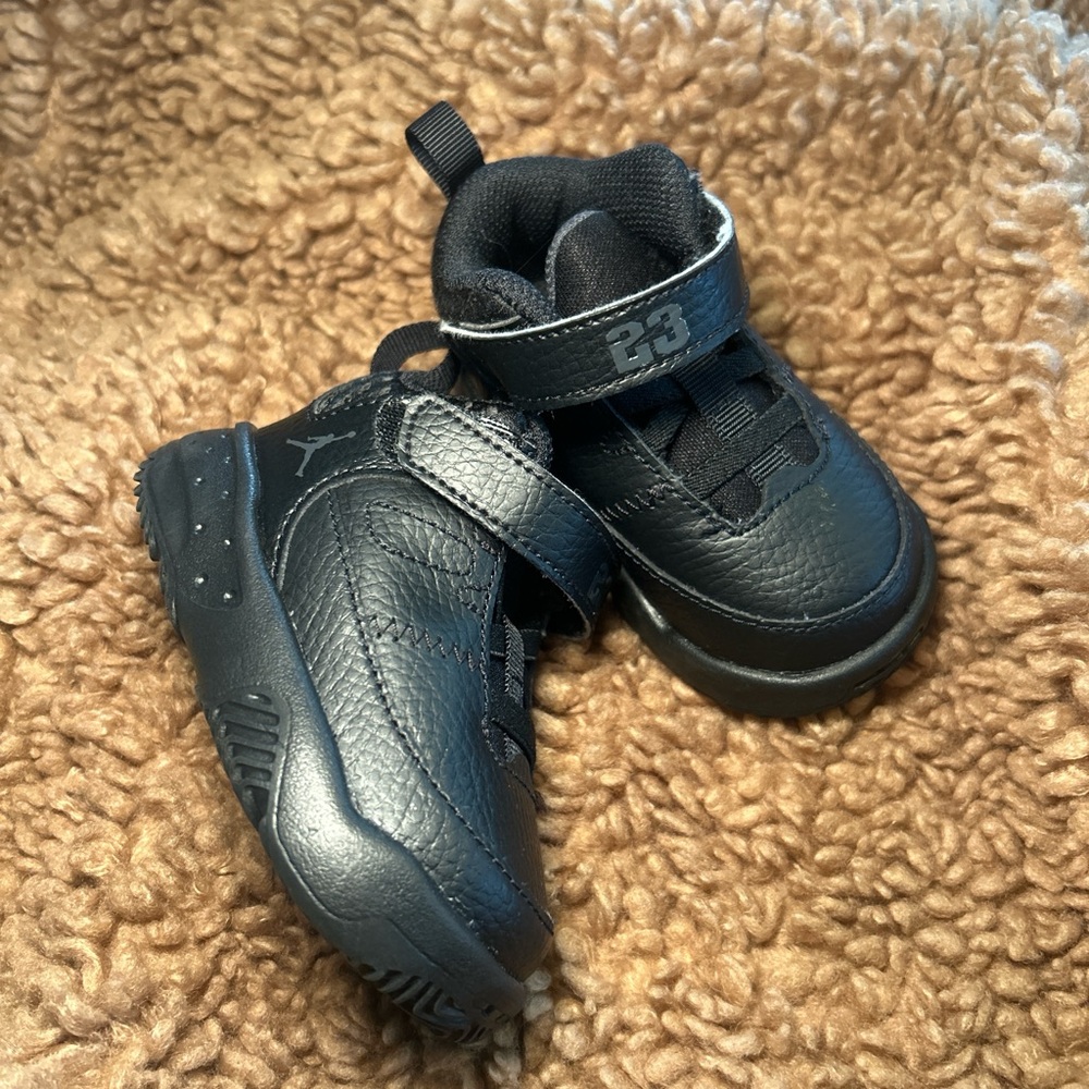 Donated ❌ Toddler Black joran Sneakers
